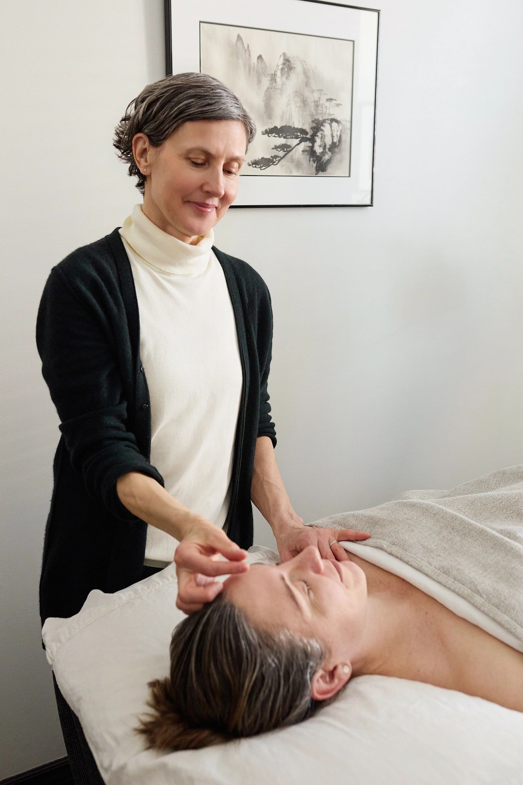 Carlyn performing acupuncture treatment